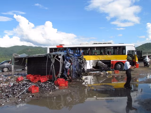 Xe tải đâm xe bus, hai người chết tại chỗ