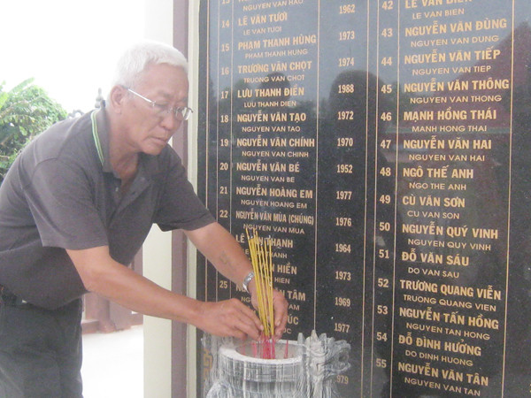 Bia tưởng niệm 55 nạn nhân bên chân cầu Cần Thơ luôn ấm khói hương. Ảnh: Trung Tính