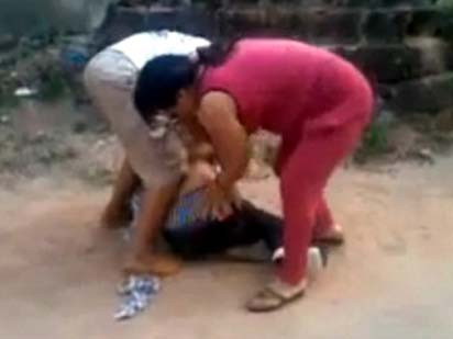 Người đàn bà đánh ghen, lột trần tình địch nói gì?