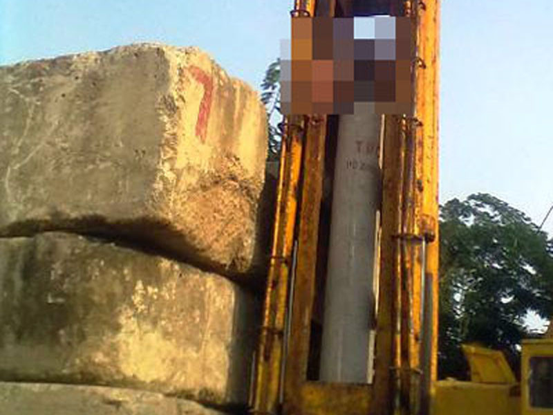 Nam công nhân bị máy ép cọc đè chết