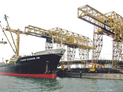 Thiết bị rót than xuống tàu của Cty Tuyển than Cửa Ông tại Cảng Cẩm Phả