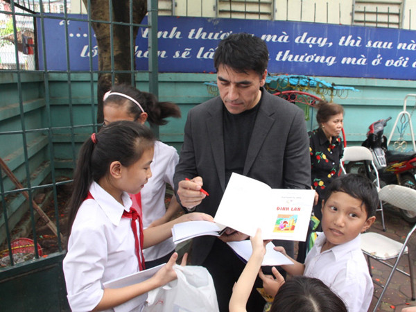 Phù thủy bong bóng biểu diễn và làm từ thiện