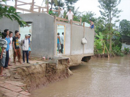 Đê bao sạt lở nhấn chìm 200 ha lúa