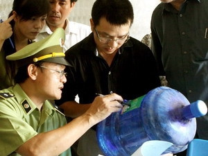 Hà Nội đình chỉ 11 cơ sở nước đóng chai nhiễm khuẩn