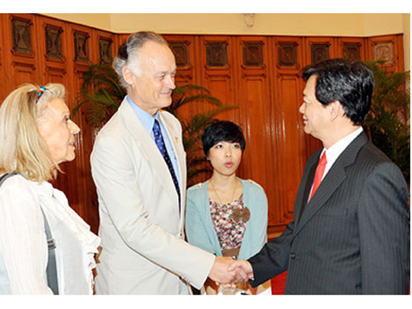 Thủ tướng Nguyễn Tấn Dũng chào mừng ông Bernard Weber sang Việt Nam dự lễ trao danh hiệu công nhận kỳ quan thiên nhiên mới của thế giới cho Vịnh Hạ Long. Ảnh: Chính phủ