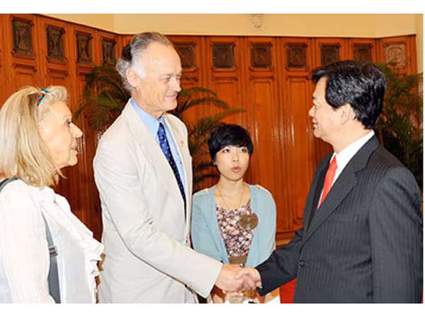 Thủ tướng Nguyễn Tấn Dũng chào mừng ông Bernard Weber sang Việt Nam dự lễ trao danh hiệu công nhận kỳ quan thiên nhiên mới của thế giới cho Vịnh Hạ Long. Ảnh: Chính phủ