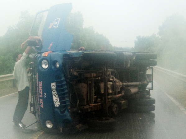 Xe chở sách lật nghiêng, bốc cháy