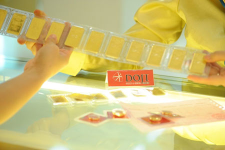 Giá vàng trong nước lao dốc