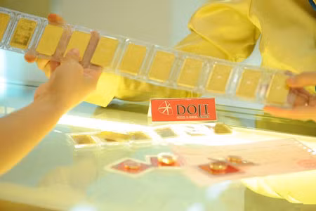 Giá vàng trong nước lao dốc