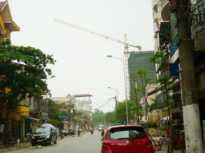 Nhà thầu thi công: Cty Cổ phần Địa ốc và xây dựng LANDCOM. Ảnh chụp lúc 12h15 ngày 22-7 trên phố Nguyễn Sơn, Q. Long Biên, Hà Nội. Ảnh: Hoàng Tuân