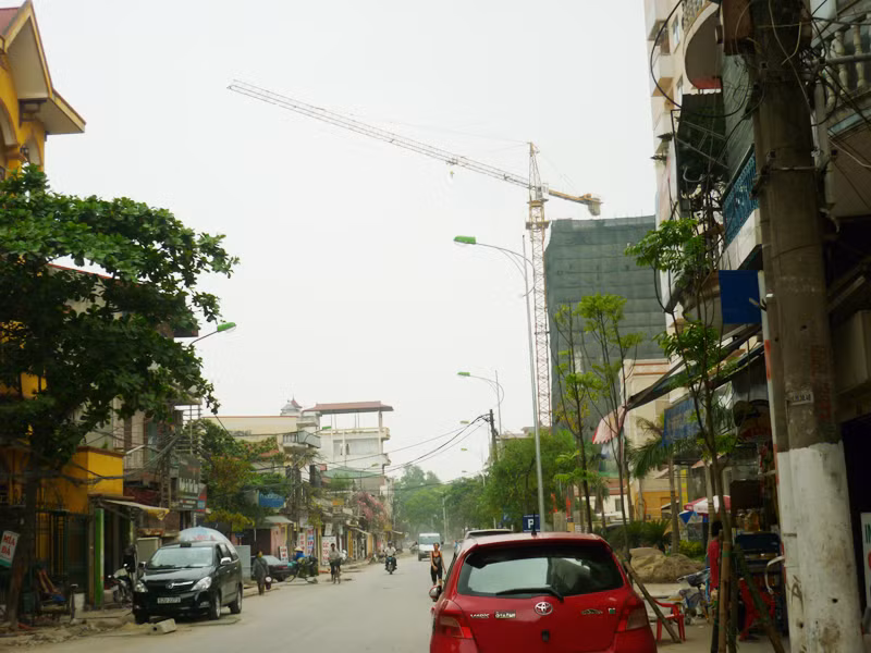 Nhà thầu thi công: Cty Cổ phần Địa ốc và xây dựng LANDCOM. Ảnh chụp lúc 12h15 ngày 22-7 trên phố Nguyễn Sơn, Q. Long Biên, Hà Nội. Ảnh: Hoàng Tuân