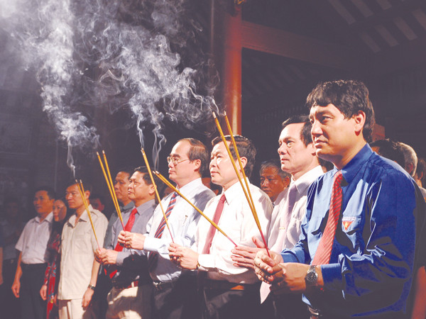 Ngày 26-7, lãnh đạo Chính phủ, Bộ Thông tin Truyền thông, T.Ư Đoàn, tỉnh Thái Nguyên... thắp hương tưởng niệm các anh hùng liệt sĩ tại Đại Từ - Thái Nguyên. Đêm cùng ngày tuổi trẻ cả nước cùng thắp nến tri ân tại các nghĩa trang liệt sĩ Ảnh: P.V