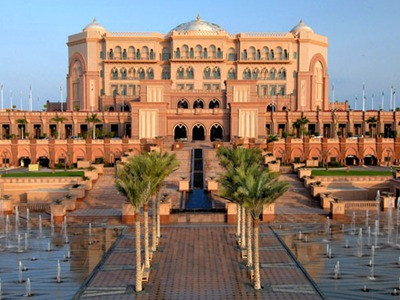 Dùng tiệc trà, ăn bánh phủ vàng tại khách sạn 8 sao ở Dubai và Abu Dhabi