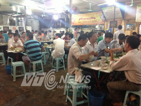 Quán bia hơi Hà Nội hốt bạc ngày nắng nóng