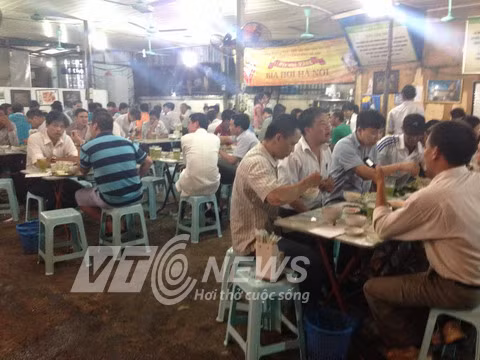 Quán bia hơi Hà Nội hốt bạc ngày nắng nóng