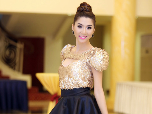 Ngọc Quyên khoe khéo ngực đầy gợi cảm