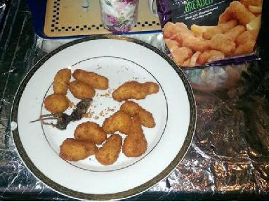 Thức ăn đông lạnh kèm... chuột chết