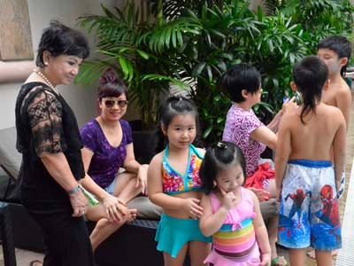 Đi bơi cùng gia đình Bằng Kiều