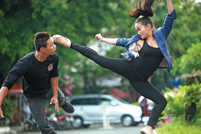 Cận cảnh màn trình diễn của nữ Cascadeur