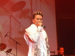 Đàm Vĩnh Hưng lại bị đe dọa khi biểu diễn tại Mỹ