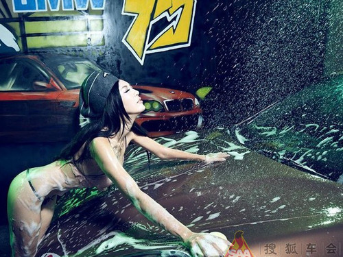 Cô nàng rửa xe quyến rũ ‘nghẹt thở’