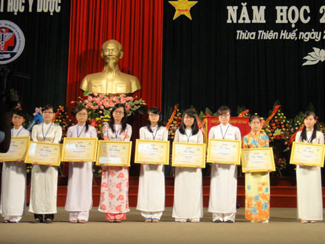 Trao học bổng “Dạ Hương chung sức cùng nữ thầy thuốc tương lai” tại ĐH Y – Dược Huế