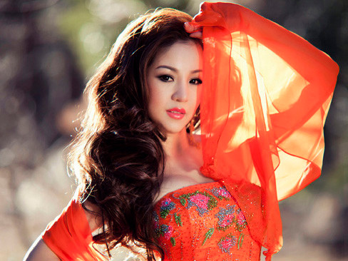 Thúy Nga nổi bật tại Hoa hậu phu nhân người Việt