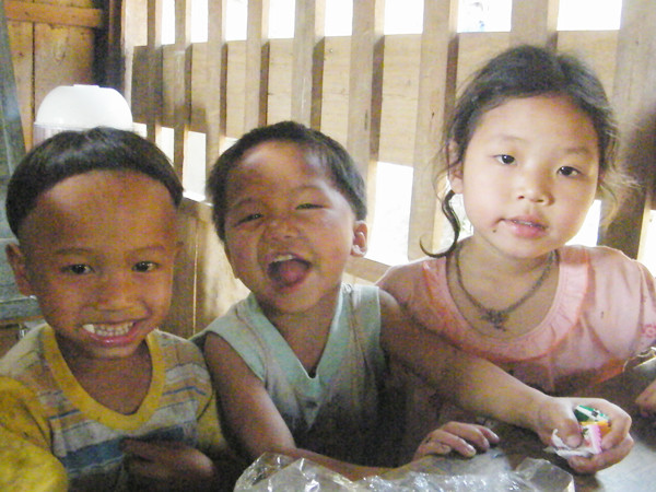 Trẻ em bản Sòn Thấu I trong lớp học tềnh toàng