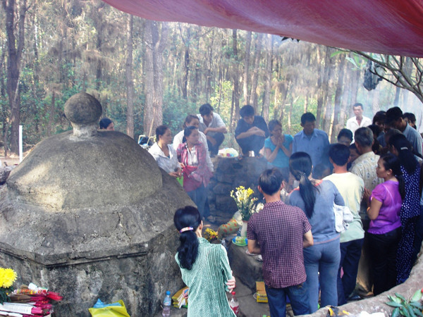 Nguy cơ cháy rừng từ lời đồn mộ thiêng