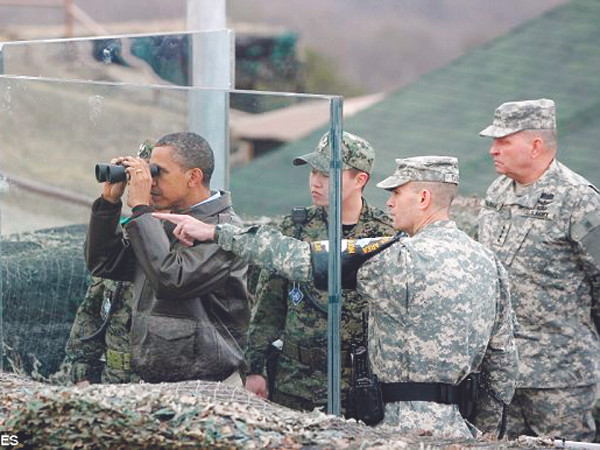 Ông Obama tại khu phi quân sự ngày 25-3 Ảnh: Getty Images