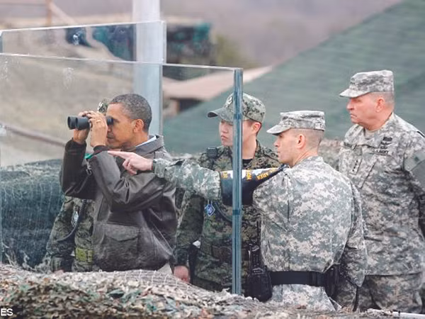 Ông Obama tại khu phi quân sự ngày 25-3 Ảnh: Getty Images
