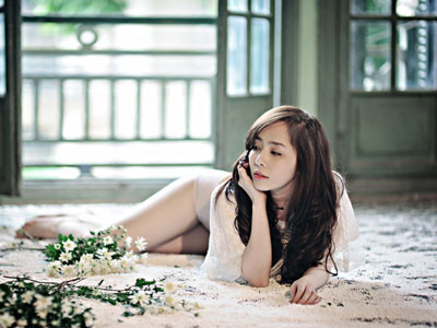 Quỳnh Nga đẹp gợi cảm với ren trắng