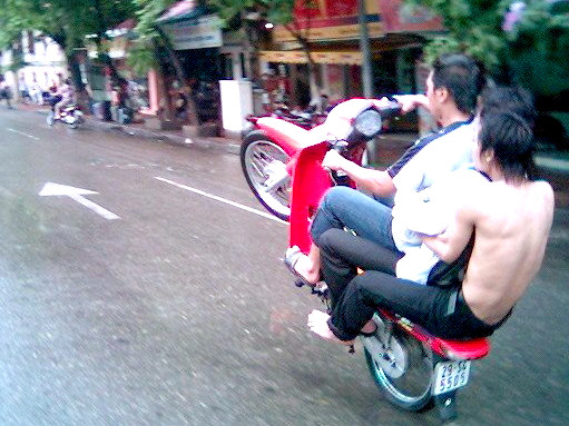 Kẹp ba, đánh võng, đâm cảnh sát trọng thương