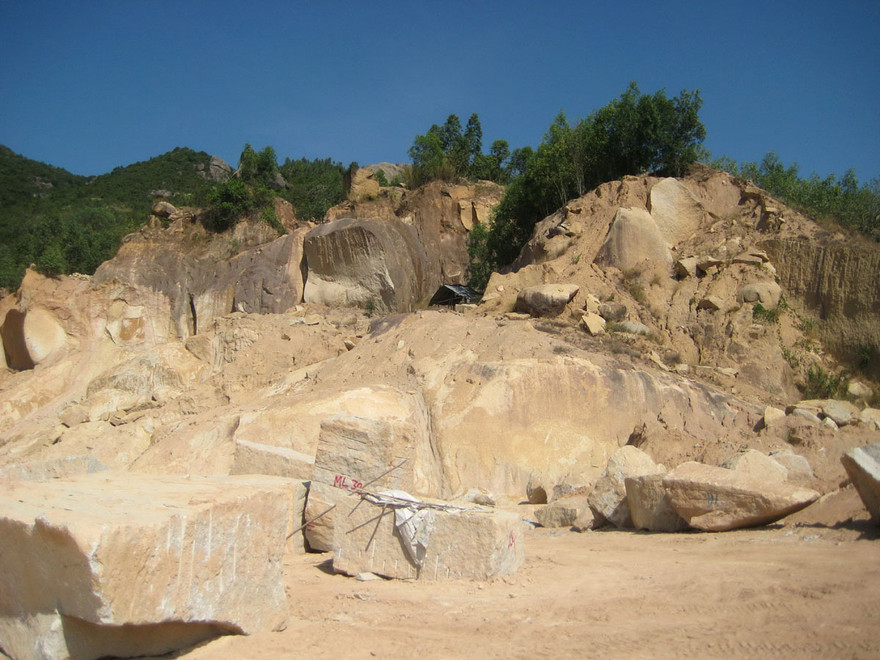 Tan hoang mỏ đá granite vàng quý hiếm. Ảnh: V.H