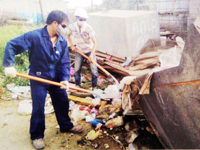 Thay vì lái xe, làm thợ hàn, thợ xây, các lao động bị bắt đi dọn, hốt rác