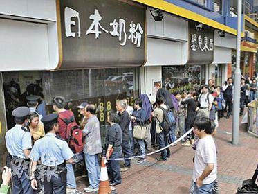 Lo nhiễm phóng xạ, dân xếp hàng mua sữa Nhật cũ