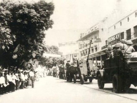 Năm cửa ô đón mừng đoàn quân tiến về