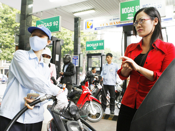 Petrolimex trả thù lao cho đại lý, tổng đại lý vượt chi phí kinh doanh định mức. Ảnh: Hồng Vĩnh