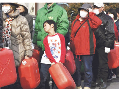 Người dân Nhật Bản xếp hàng mua xăng Ảnh: A.P