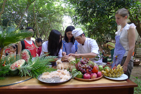 'Thổi' tình yêu quê hương qua đồ chơi dân gian