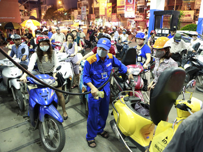 Xăng dầu: Cuộc chơi vẫn của các 'ông lớn'