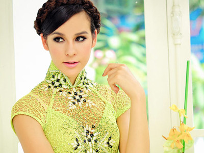 Người mẫu 15 tuổi nói được 5 thứ tiếng