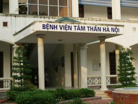 Chồng tâm thần dùng dao chém vợ