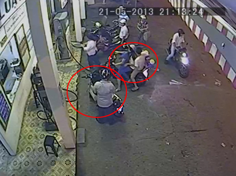 Trẻ con nhặt của rơi, người lớn bảo 'bỏ túi'