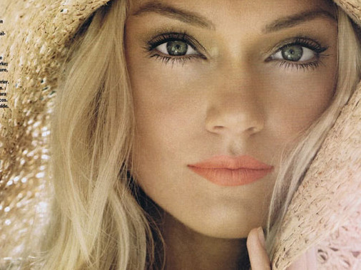 'Con cưng' của Victoria's Secret ngọt ngào trên bãi biển