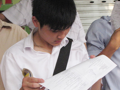 Thí sinh sau giờ thi môn Vật lý tại hội đồng thi ĐH Xây dựng