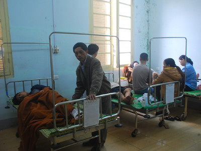 Xe khách lao vào núi, bốn người chết, 20 người bị thương