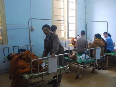 Xe khách lao vào núi, bốn người chết, 20 người bị thương