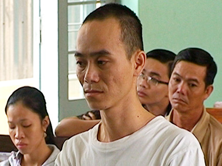 Hai lần ném con 14 tháng tuổi xuống mương nước