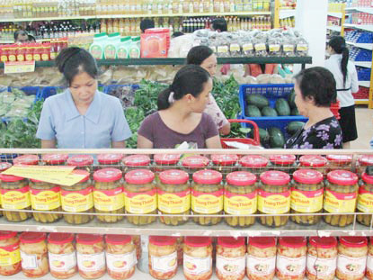 Các bà nội trợ tranh thủ mua ôm, dự trữ nhiều mặt hàng thiết yếu (ảnh Nguyễn Nga).